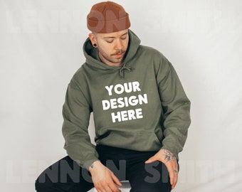 Gildan 18500 Felpa con cappuccio verde militare Mockup, Felpa con cappuccio Gildan Mockup, Felpa con cappuccio verde militare Mockup, Modello maschile Mockup, Mockup maglione maschile
