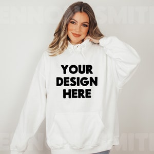 Puede incluir: Sudadera con capucha blanca con el texto "YOUR DESIGN HERE" impreso en negro en la parte delantera.