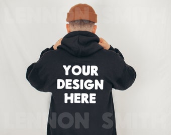 Rückseite Hoodie-Mockup, Gildan 18500 Schwarzer Hoodie Mockup, Gildan Hoodie Mockup, Schwarzer Hoodie Mockup, männliches Modell Mockup, Pullover männlich