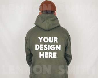 Mockup sul retro della felpa con cappuccio, Mockup con cappuccio verde militare Gildan 18500, Mockup maschile con cappuccio verde militare, Mockup modello maschile, mockup maglione maschile