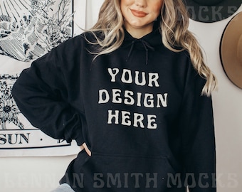 Gildan 18500 zwarte hoodie mockup, Gildan hoodie mockup, zwarte hoodie mockup, model mockup, zwarte trui mockup, trui mockup, Gildan mockup
