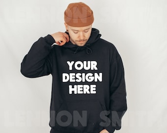 Maqueta de sudadera con capucha negra Gildan 18500, maqueta de sudadera con capucha Gildan, maqueta de sudadera con capucha negra, maqueta de modelo masculino, maqueta de jersey negro, maqueta de suéter masculino