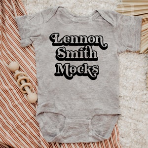 Graue Kaninchen Felle Body Mockup, Kaninchen Skins Body Mock, weiße Onesie Mockup, graue Onesie Mockup, Onesie Mockup