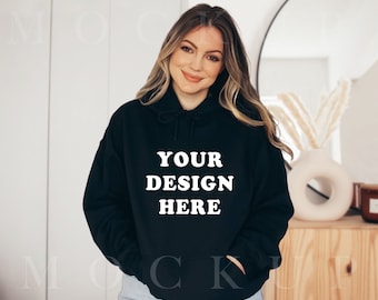 Gildan 18500 zwarte hoodie mockup, Gildan hoodie mockup, zwarte hoodie mockup, model mockup, zwarte trui mockup, trui mockup, Gildan mockup