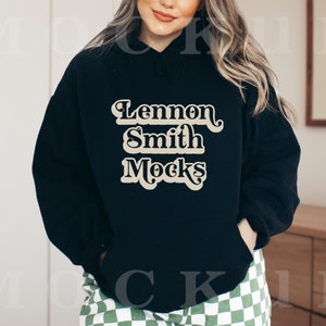 Może przedstawiać: Czarna bluza z kapturem z nadrukiem "Lennon Smith Mocks" w retro stylu.