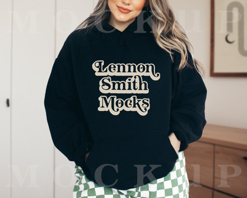 Może przedstawiać: Czarna bluza z kapturem z nadrukiem "Lennon Smith Mocks" w retro stylu.