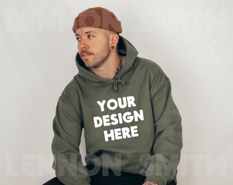 Gildan 18500 Felpa con cappuccio verde militare Mockup, Felpa con cappuccio Gildan Mockup, Felpa con cappuccio verde militare Mockup, Modello maschile Mockup, Mockup maglione maschile