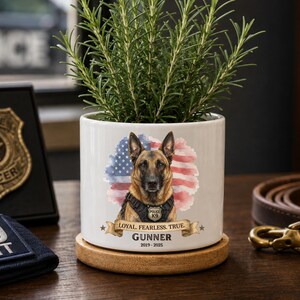 Anpassad hundplanter, polishundminnesplanter, personlig militär arbetshundpresent, anpassad flaggkruka med husdjursporträtt, present till hundförare