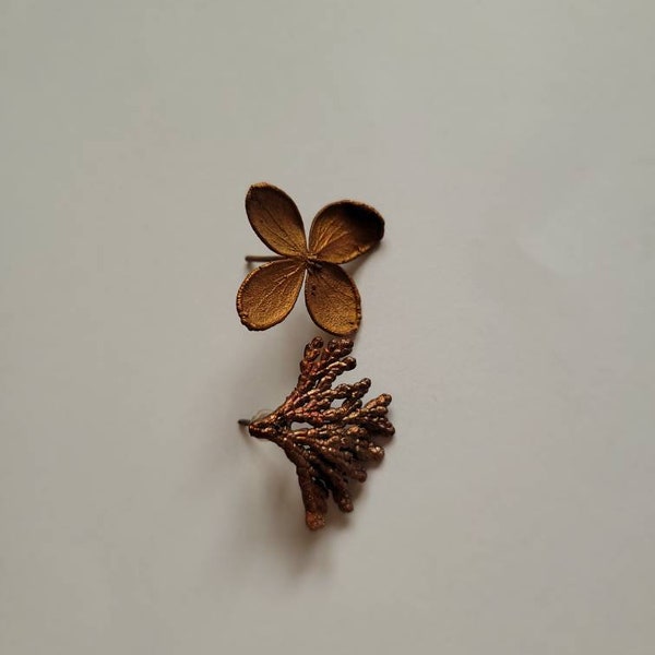 Asymmetrische Ohrstecker aus echten Blumen und Blätter