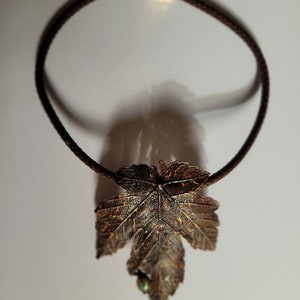Lederkette mit echtem Ahornblatt und Labradorit Stein