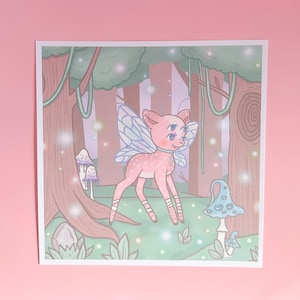 Wydruk artystyczny Fairy Fawn, jeleń, fairycore, 4 oczy, straszny, przerażający, kapryśny prezent, dekoracja ścienna, zawieszka ścienna, grzyby, kawaii, kicz, kiczowaty