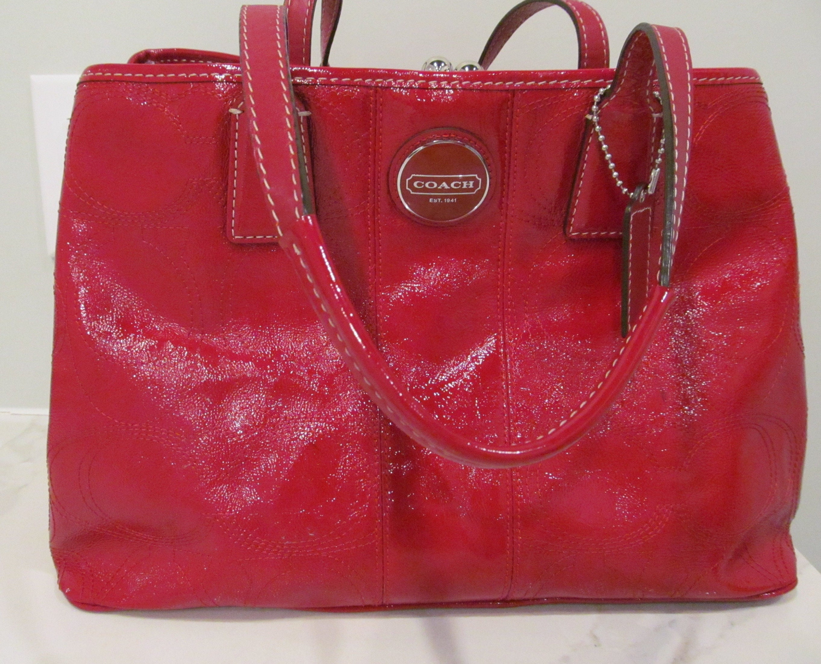 Arriba 53+ imagen patent leather coach purse - Abzlocal.mx