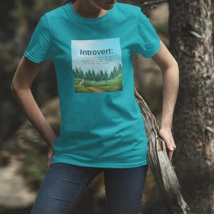 Camiseta de bosque con dibujos animados para introvertidos, divertida camiseta con gráficos, camiseta de introversión, regalo para amantes de la naturaleza, linda camiseta de bosque