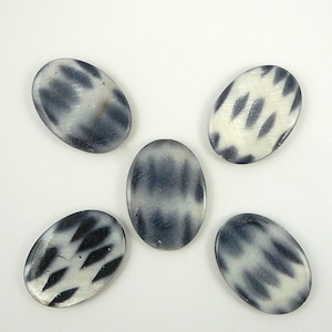 5 Large Mother of Pearl Beads 25mmx35mm Smooth Flat Oval Black and White Shell Beads Mother of Pearl Focal Beads Destash MOP