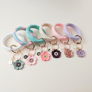 Llavero personalizado con inicial y dije de letra, brazalete, llavero personalizado, accesorio bohemio, llavero, brazalete, regalo para la vuelta al cole