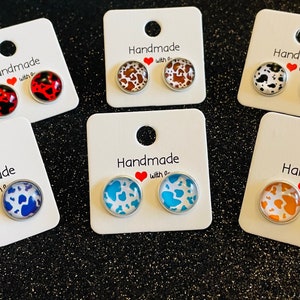 Aretes con cabujón y estampado de vaca