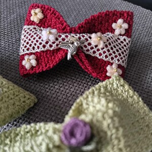 Hand-crocheted hair bow – stylish & timeless hair accessory
