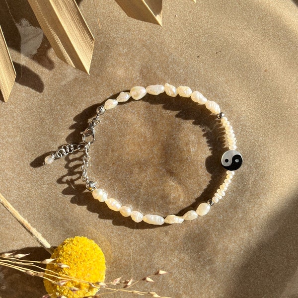 Armband mit Süßwasserperlen Perlen, Yin und Yang Anhänger aus Perlmutt, Edelstahl Schmuck Silber, Geschenk