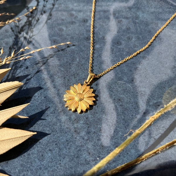 Goldene Halskette mit Blumen Anhänger, Gänseblümchen, zarte Kette, Geschenk, Edelstahl Schmuck vergoldet