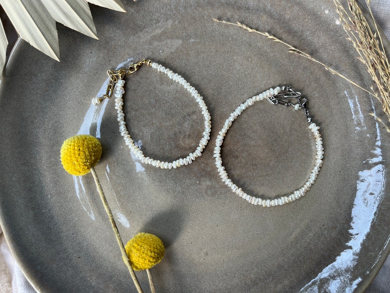 Fußkettchen mit kleinen Süßwasserperlen, Sommerschmuck Boho minimalistisch, Fußkettchen mit Perlen, Fußkette Edelstahl, Schmuck Geschenk Bild 3