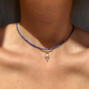 Delicate necklace with small gemstones, pearl necklace with lapis lazuli beads, Keshi pearl pendant, filigree, blue, jewelry