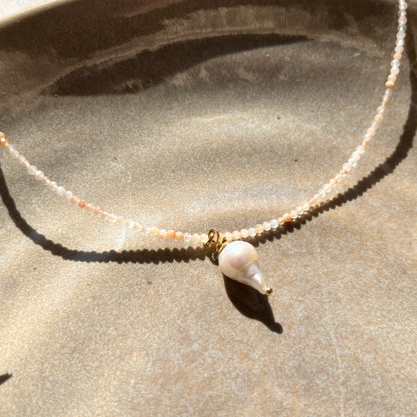 Filigrane Halskette mit Sonnenstein Perlen, Keshi Perlen Anhänger, mini Edelsteine, Choker, zart, Geschenk