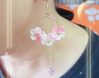 Pendants d'oreilles pendants trois fleurs | Boucles d'oreilles pendantes à micro crochets | Fleurs faites main | Créoles pendantes | Boucles d'oreilles faites main