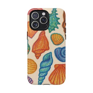 Custodia per iPhone MagSafe con conchiglia colorata a pastello, custodia da spiaggia disegnata a mano, regalo estivo artistico, custodia protettiva con ricarica wireless