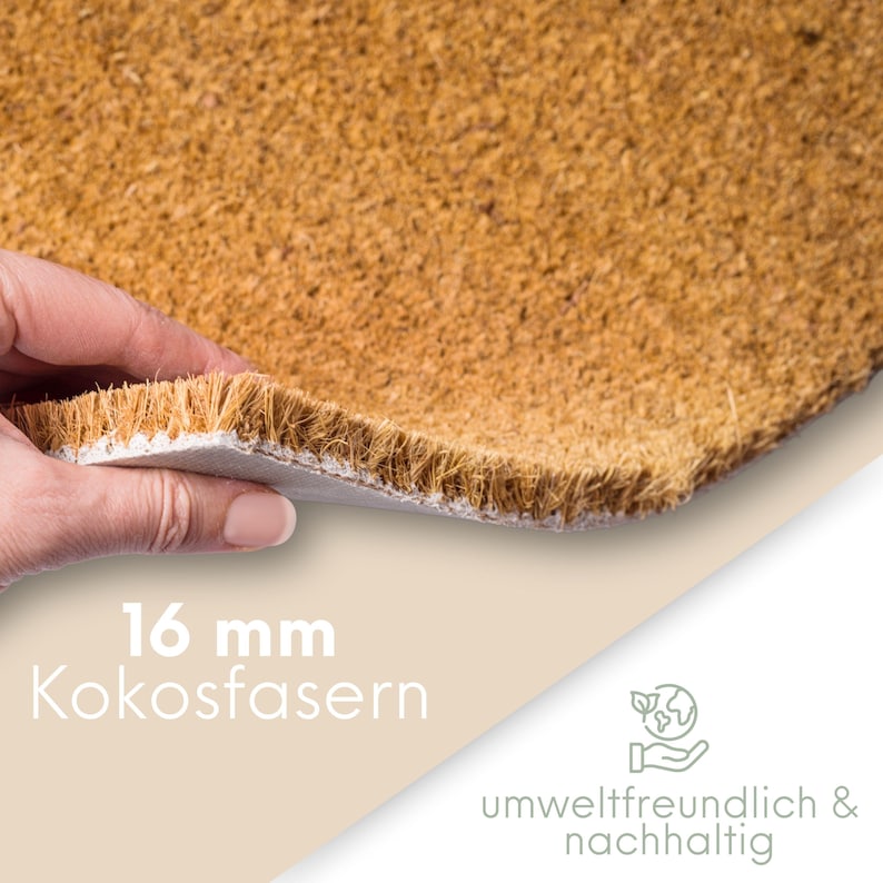 May include: Close-up of a brown coir doormat with a 16 mm thickness. The mat is made of natural coconut fibers and is environmentally friendly and sustainable. The text "16 mm Kokosfasern" is visible on the mat.
