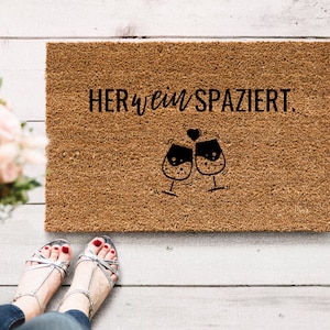 Herweinspaziert, Fußmatte Wein, Einzugsgeschenk, Geschenke für Frauen, Fussmatte, Lustige Fußmatten, Türmatte
