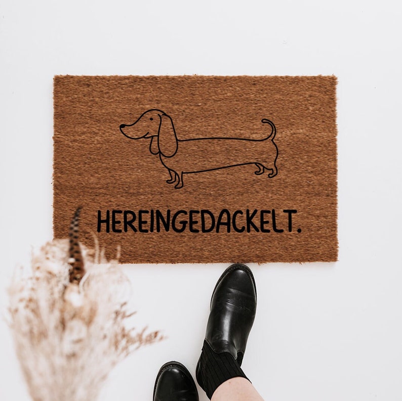 Hereingedackelt, Fußmatte Dackel, Fußmatte Hund, Lustige Fußmatte, Dackel Fußmatte personalisiert Bild 1