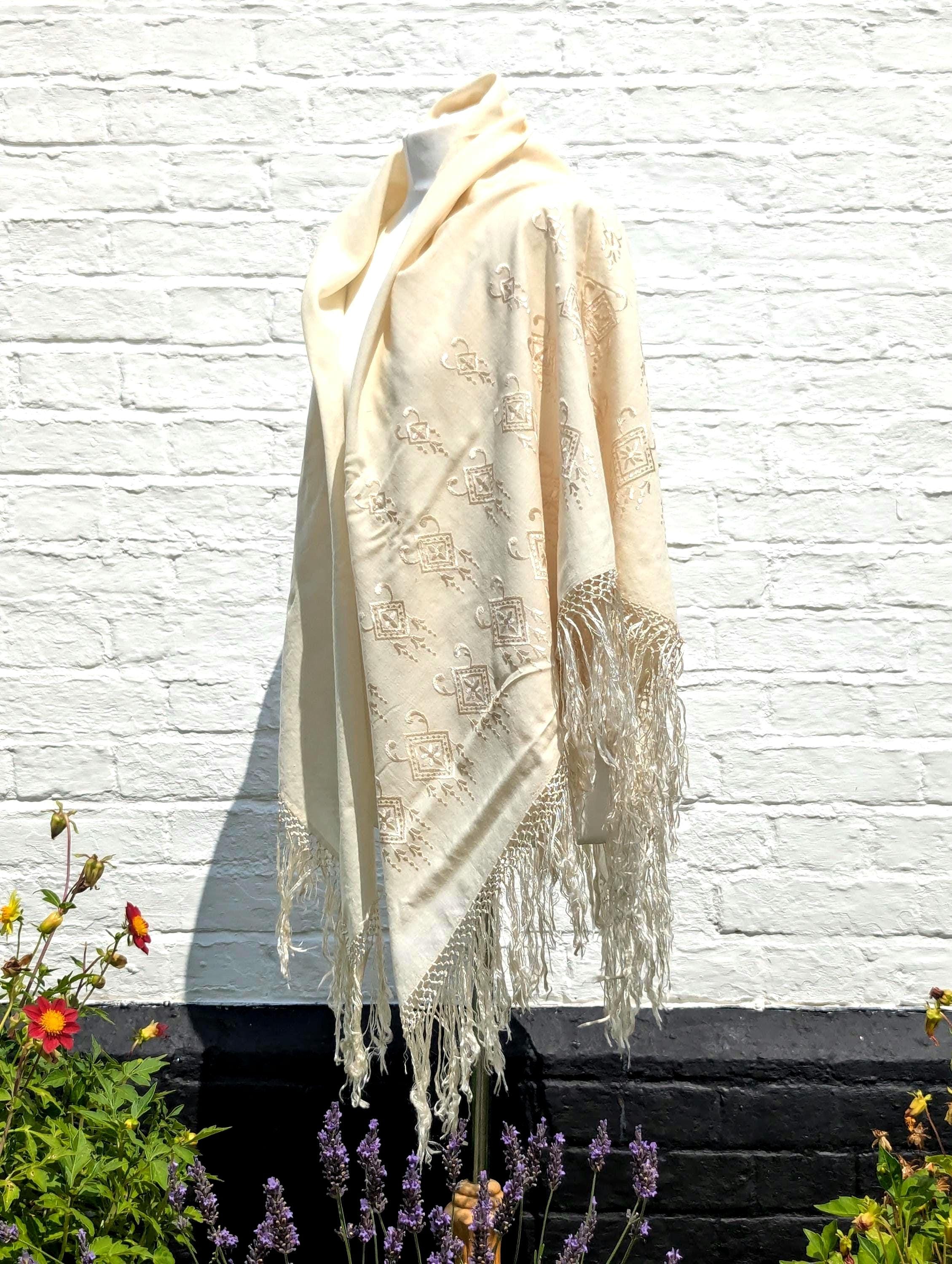 アンティーク雑貨 Pale Peach Ivory Feather Shawl Antique Victorian Fringed Lace Shawl - Etsy