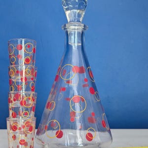 Juego de decantador de licor francés de mediados de siglo: vajilla retro roja y amarilla