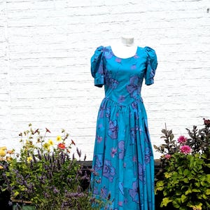 Laura Ashley Midikleid aus Baumwolle mit Blumenmuster aus den 1980er Jahren | Puffärmel, V-Ausschnitt am Rücken | Größe UK 12