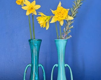 Vintage English Studio Pottery Green Handled Bud Vases – 19 cm | Cerâmica moderna colecionável de meados do século