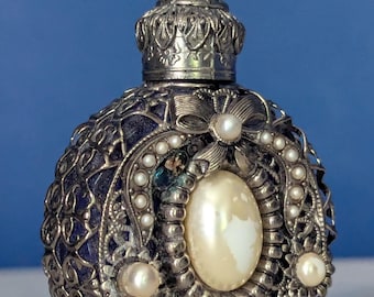 Flacone di profumo vintage ceco in vetro blu cobalto, con decorazioni in filigrana e perle finte in stile Art Déco.