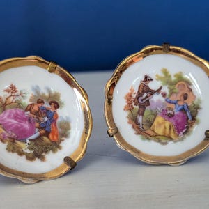 Vintage Limoges Miniatur Teller – Fragonard Liebhaberszene – 2er-Set – Goldvergoldet mit Messingständern – Made in France
