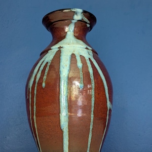 Handgjord vas i studiokeramik: Blå & vit droppglasyr, signerad ED, 25 cm hög