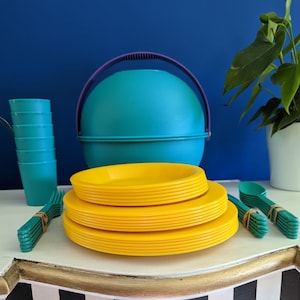 Juego de picnic estilo globo vintage fabricado por PICMAC - Plasta: una solución completa y compacta para comidas al aire libre