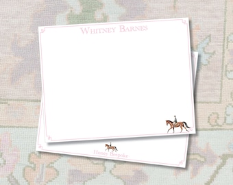 Może przedstawiać: Biała karta papieru listowego z różową ramką i tekstem "WHITNEY BARNES" u góry. Dolna część karty ma różową ramkę i tekst "Honey Bespoke". Karta zawiera akwarelowy rysunek osoby jeżdżącej konno.
