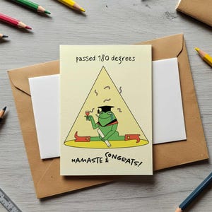 Carte de remise des diplômes amusante - Passé les 180 degrés, Namaste et félicitations ! Cadeau de remise des diplômes inspiré du yoga, carte amusante pour les diplômés, carte de félicitations unique