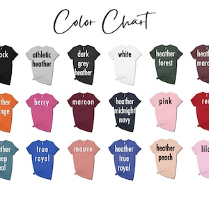 K&ouml;nnte beinhalten: Farbkarte mit 18 verschiedenen T-Shirt-Farben. Die Farben umfassen Schwarz, Wei&szlig;, Heather Forest, Heather Maroon, Heather Orange, Beere, Maroon, Heather Midnight Navy, Pink, Rot, Heather Deep Teal, True Royal, Mauve, Heather True Royal, Heather Peach und Lila.