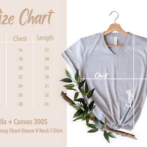 K&ouml;nnte beinhalten: Gr&ouml;&szlig;entabelle f&uuml;r ein Unisex-Jersey-T-Shirt mit kurzen &Auml;rmeln und V-Ausschnitt von Bella + Canvas 3005. Die Tabelle zeigt die Brust- und L&auml;ngenma&szlig;e in Zoll f&uuml;r die Gr&ouml;&szlig;en XS bis 3XL.