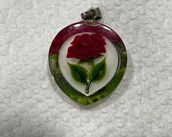 Colgante vintage de rosa de lucita con hojas verdes y rosa roja transparente, envío gratuito.