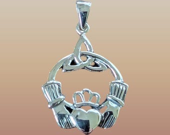 Colgante de plata de ley 925 maciza a estrenar con dije de la Trinidad Celta de Claddagh, joyería con envío gratuito.