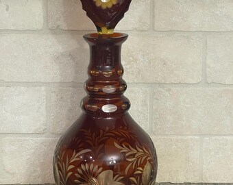 Decantador de vino vintage, raro, en muy buen estado, estilo bohemio, de cristal transparente con corte ámbar oscuro, con tapón y revestimiento floral dorado, envío gratuito.