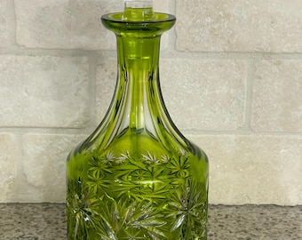 Excelente decantador de cristal tallado verde esmeralda y tapón facetado Traube de NACHTMANN