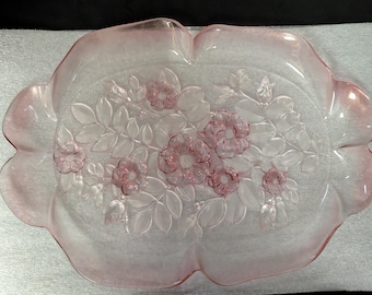 Bandeja para servir canapés Mikasa Rosella de vidrio vintage en excelente estado, con diseño floral rosa esmerilado, fabricada en Alemania, envío gratuito.