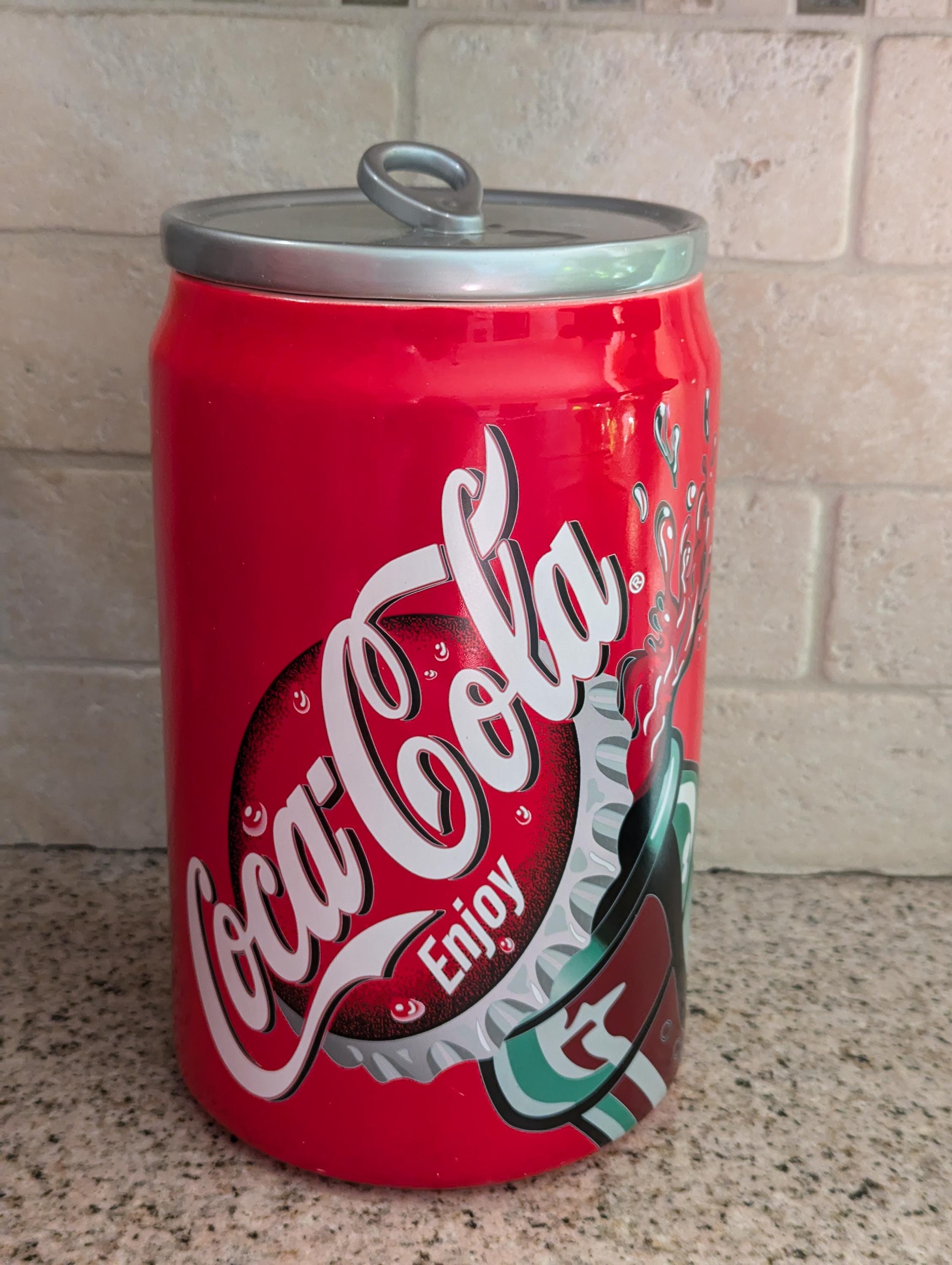 Coca-Cola 缶型　クッキージャー New in Box Vintage Coca Cola Ceramic Cookie Jar Gibson Free