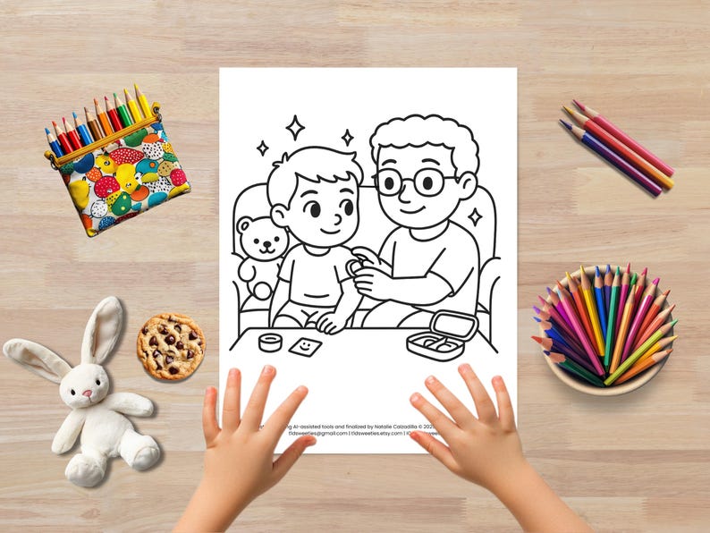 Puede incluir: Una p&aacute;gina para colorear en blanco y negro que representa a un hombre ayudando a un ni&ntilde;o a ponerse un vendaje. El hombre lleva gafas y el ni&ntilde;o sostiene un oso de peluche. La escena est&aacute; ambientada en una sala de estar con un sof&aacute; y una mesa.
